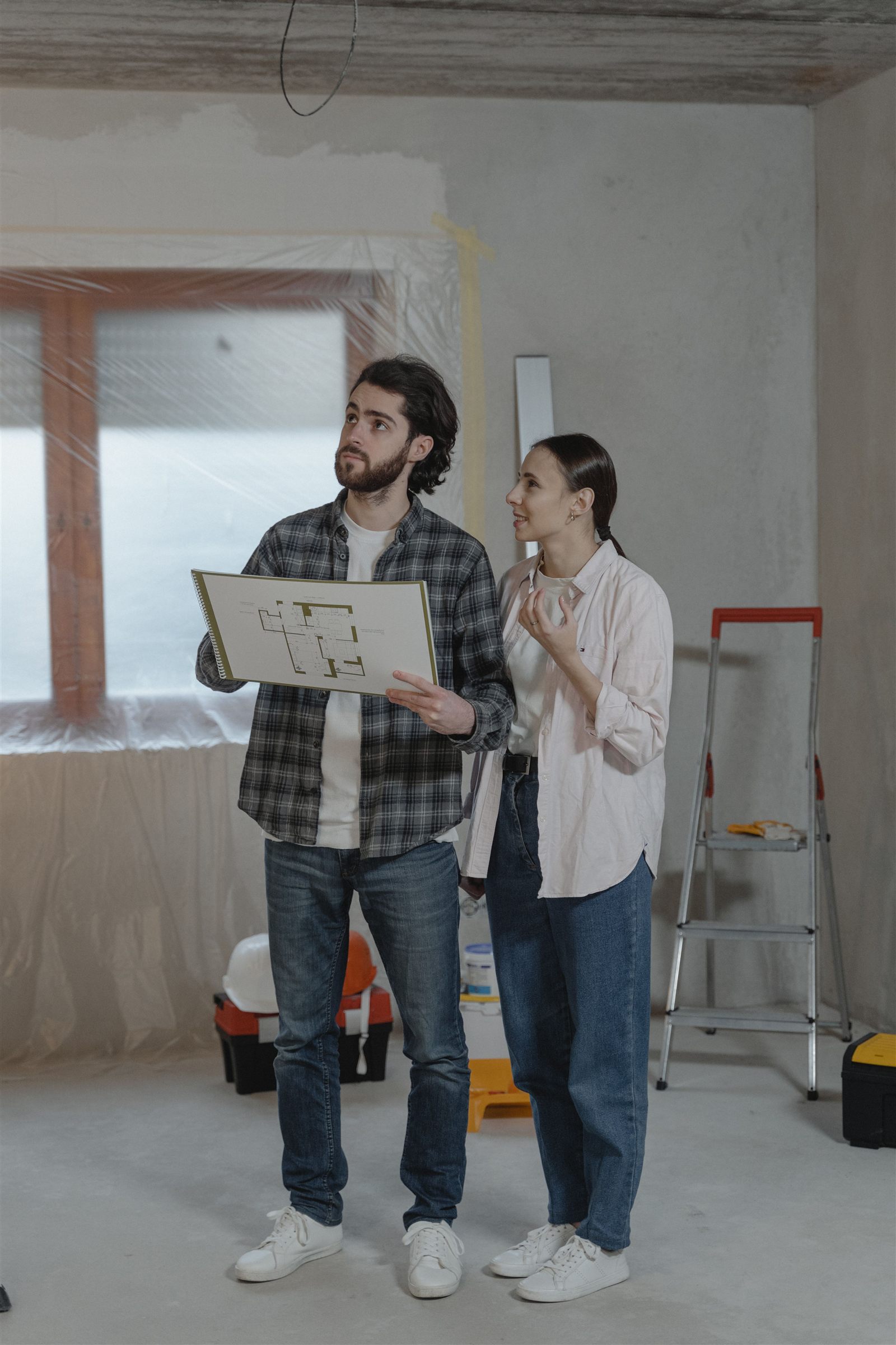Bauherren besprechen den Grundriss auf der Baustelle