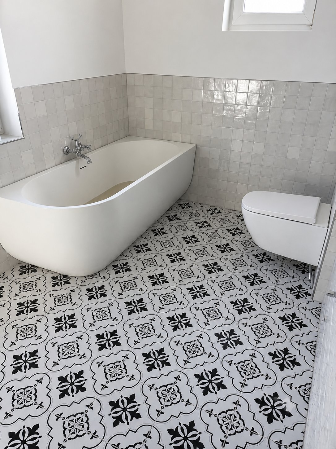 Freistehende Badewanne mit Ornamentfliesen