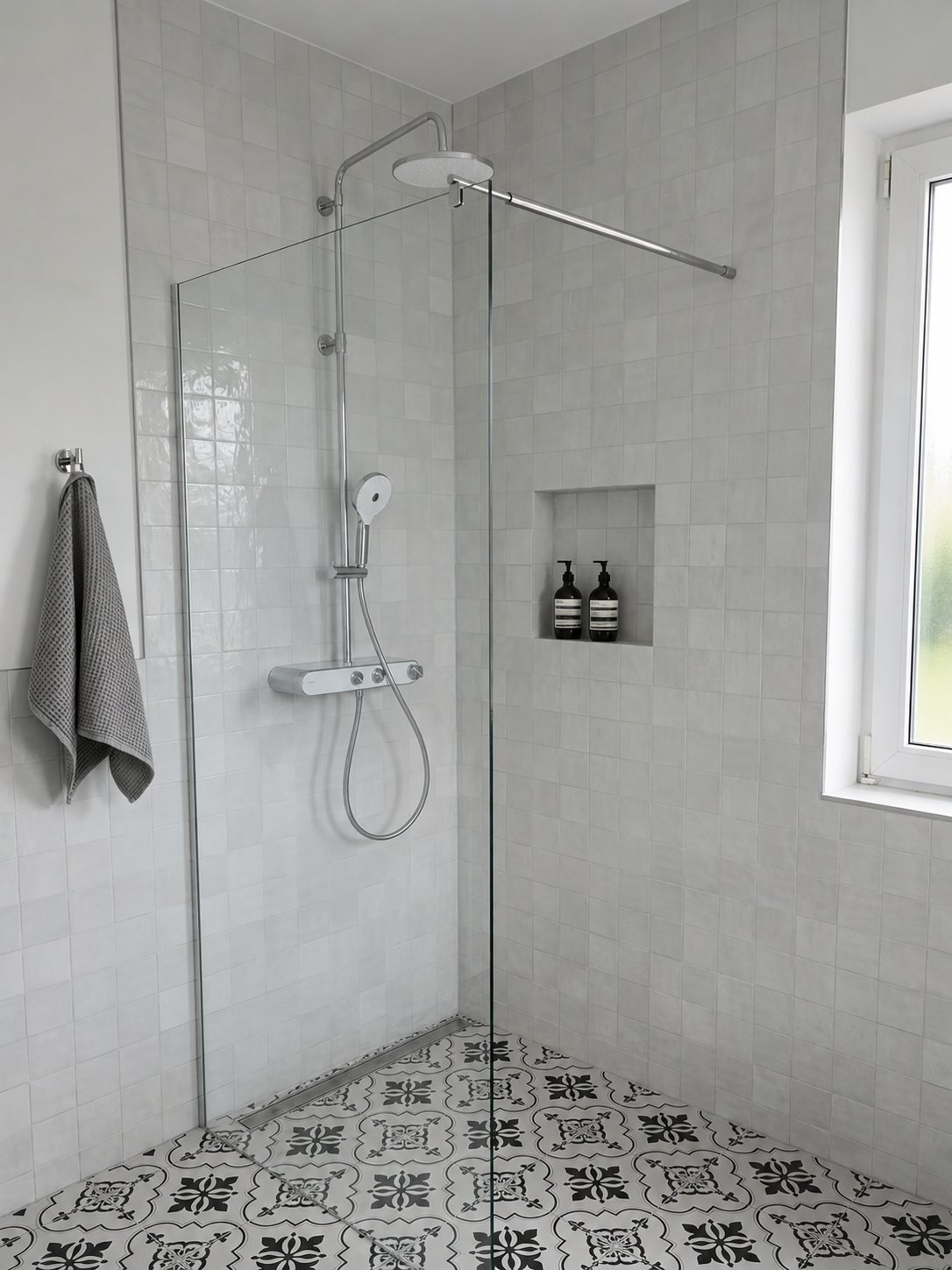 Neu geflieste Dusche mit Ablagenische