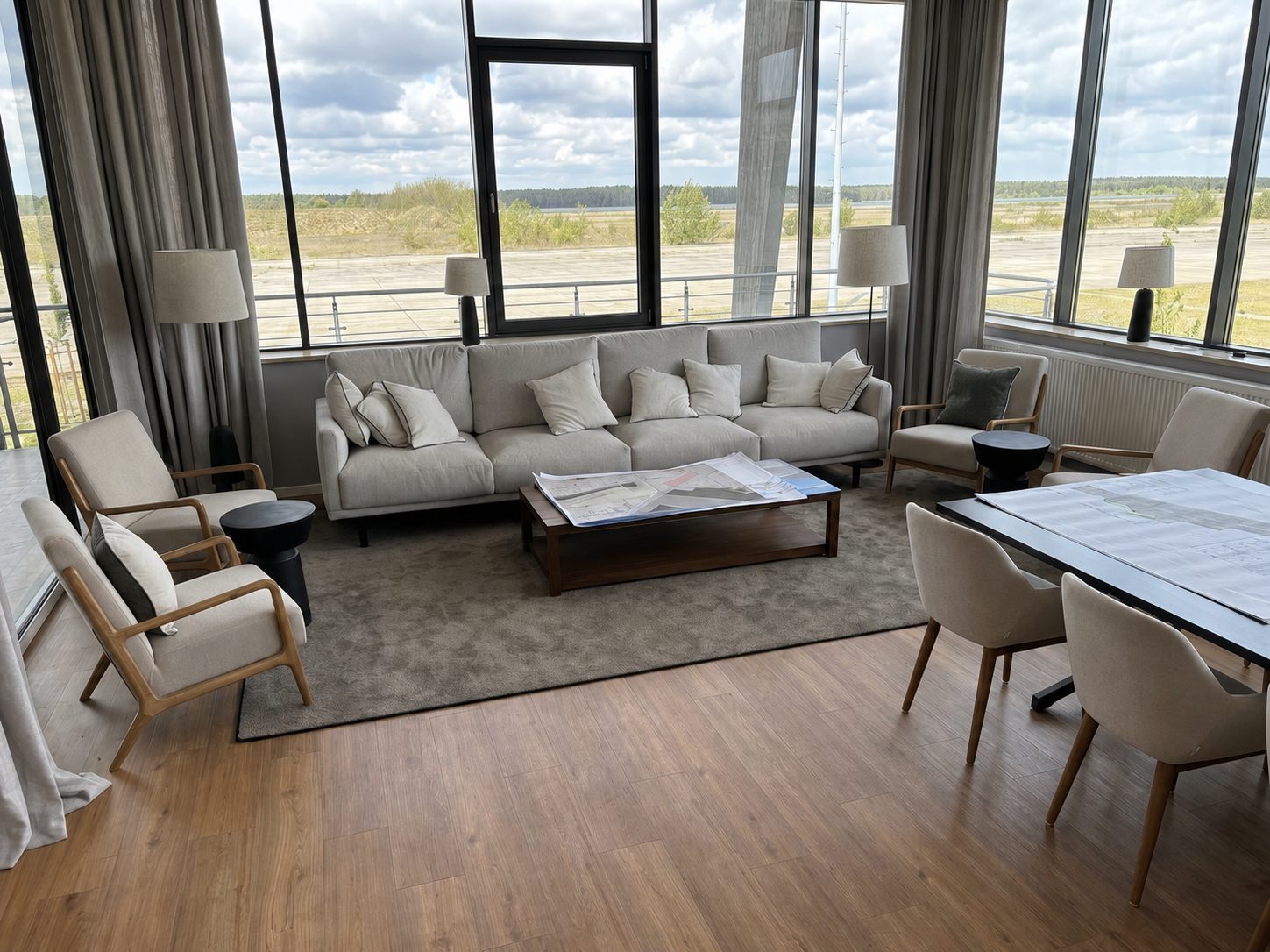 Loungebereich mit Panoramafenstern, Sofa und Besprechungstisch